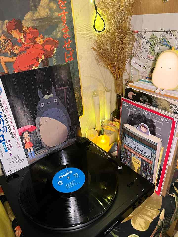 ✨Favorite Time in Ghibli Room✨

Personally, ku paling suka menghabiskan waktu menonton atau mendengarkan musik di malam hari. Biasanya area turntable jadi spot yang paling relaxing buat mengakhiri hari yang padat. 

#WaktuDiRumah
#SantaiDiRumah
#RuanganFavorit
#DekorasiKamar
#KamarTidur
#Japandi