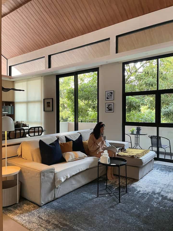 ✨Waktu Favorit di Rumah✨

Suasana minggu sore bersantai di ruang keluarga, sambil minum teh/kopi sembari melihat-lihat katalog furniture😄

Hari minggu biasanya kami jarang bepergian, maka itu hari minggu biasanya kami habiskan di rumah bersantai di ruang keluarga ini.

Karena kami tidak memiliki ruang tamu khusus, jika ada tamu yang berkunjung pun berkumpul nya di ruang ini karena kebanyakan yang datang pun kerabat dekat.
_
#WaktuFavoritDirumah
#SantaiDiRumah
#RuanganFavorit
#Dirumahpojok
#LivingRoom
#RuangKeluarga