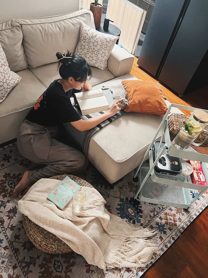 Halo Tetangga Kimkim 👋🏻

Semakin bertambahnya usia sepertinya semakin males untuk keluar rumah hihi. Itu berlaku pada saya ya..
Selain juga punya anabul dirumah, jadinya gak tega kalau ninggalin mereka dirumah, rasanya seperti anak sendiri hihi.

Kalau lagi free time dirumah biasanya saya menghabiskan waktu untuk membaca novel sambil ditemani anabul di ruang keluarga. Banyak yg bisa dilakukan diruang keluarga ini, seperti menonton film favorit & ngechill sambil dengerin musik.

#WaktuFavoritDirumah
#SantaiDiRumah
#RuanganFavorit
#TempatFavorit
#FavouritePlace
#InspirasiRuangKeluarga
#InspirasiRumahKecil
#InspirasiRumahMungil
#TinyHouse