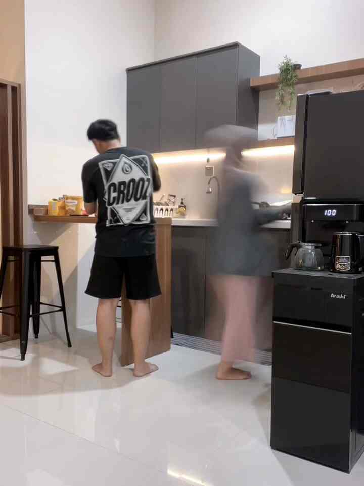 Momen favorit saya di rumah adalah saat saya membuat camilan dan berbincang-bincang dengan suami di dapur. Kami sering menghabiskan waktu di sana, menikmati camilan yang baru saja dibuat sambil berbicara tentang berbagai hal. Dapur kami menjadi tempat yang nyaman untuk berbagi cerita dan merencanakan masa depan. Suasana dapur yang hangat dan nyaman membuat momen ini menjadi sangat istimewa bagi kami.
#WaktuFavoritDiRumah
#SantaiDiRumah
#RuanganFavorit
#MomenFavorit