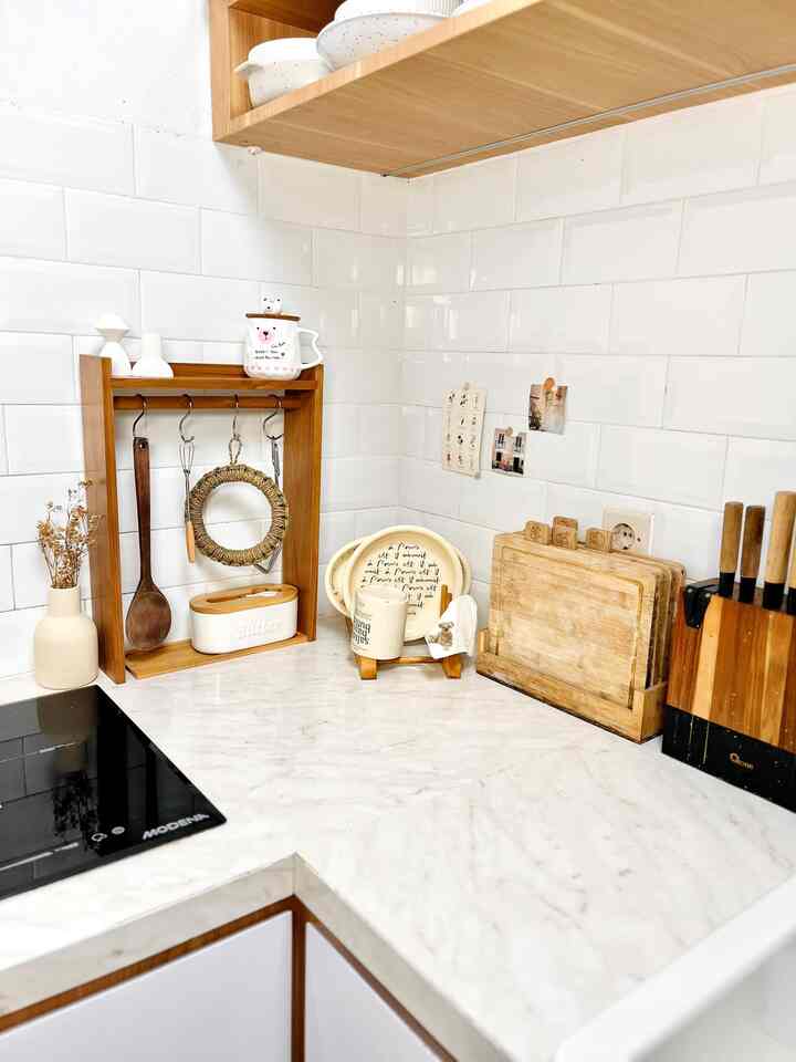 Our Lil House - Styling Dapur

Cara aku menata dapur, biasanya dengan cara menata perintilan dapur. Dengan menata talenan, pisau set, perintilan masak, dan tempat alat makan, bikin memasak menjadi lebih efesien dan nyaman. Semoga bisa menjadi inspirasi juga buat kalian!🥰💛

#BikinCantikDapur #MakeOverDapur #RenovasiDapur #DapurIdaman #IspirasiDapur #KitchenDecor #DekorasiDapur