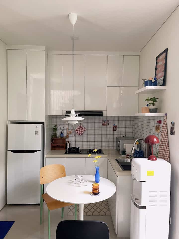 Dapur kami berukuran 2,5 x 1,8 meter, cukup untuk menciptakan suasana yang nyaman dan fungsional. Kami menggunakan item dekoratif dan furnitur yang dominan putih dengan unsur kayu untuk memberikan kesan bersih dan hangat. 

Untuk dapur yang terbatas ruang, kami menggunakan banyak storage untuk menyimpan barang-barang, sehingga tetap rapi dan fungsional. Kami juga memanfaatkan ambalan untuk meletakan item item dekoratif yang dapat mempercantik dapur ✨

Selain itu kami tambahkan banyak tanaman untuk membuat suasana lebih asri dan segar tanpa menguras kantong 💲❌

#BikinCantikDapur
#MakeOverDapur
#RenovasiDapur