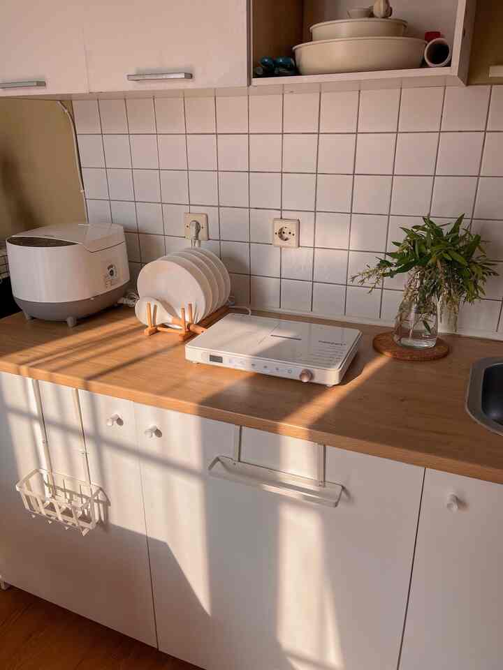 Styling dapur ala kami adalah menyesuaikan dengan tema dekorasi yang kami usung yaitu japandi. Kami pun memilih ikea knoxhult dengan ukuran 180 cm sebagai kitchen set menyesuaikan ukuran dapur yang tidak begitu luas. Karena knoxhult berwarna kayu natural dan putih sehingga item yang ada diarea dapur kami memilih warna putih semua mulai dari piring, alat masak, rice cooker dll sehingga lebih selaras. 
Kamipun juga menaruh bunga artificial yang menjuntai di area hambalan dan bunga segar
Di top table kitchen set sehingga dapur terlihat lebih manis.
Kami juga menggunakan kompor induksi karena lebih portable sehingga tidak perlu melubangi top table kitchen set.

#BikinCantikDapur
#MaveOverDapur
#RenovasiDapur
#DapurMinimalis
#DapurSegaris
#DapurMungil