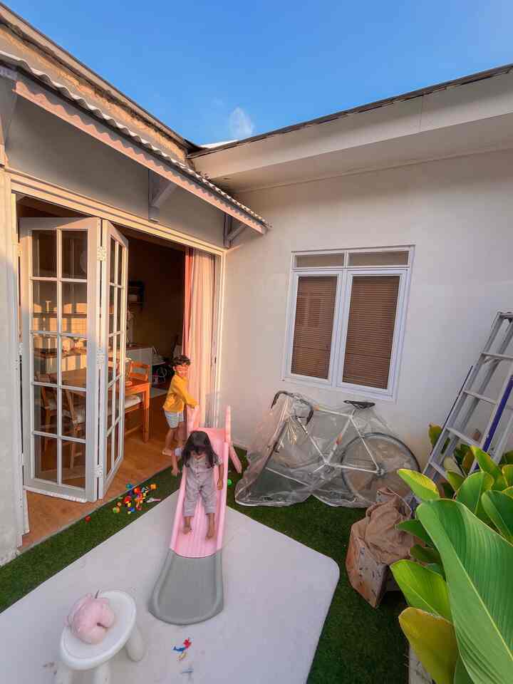 Salah moment favorit dirumah adalah menikmati sore di area taman belakang, biasanya anak anak bermain disini kadang kita juga sarapan disini. Taman tanpa atap sehingga kita bisa langsung menikmati memandangi langit sambil tiduran. 

#WaktuFavoritDirumah
#SantaiDirumah
#RuanganFavorit
#TamanMungil
#RumahCluster