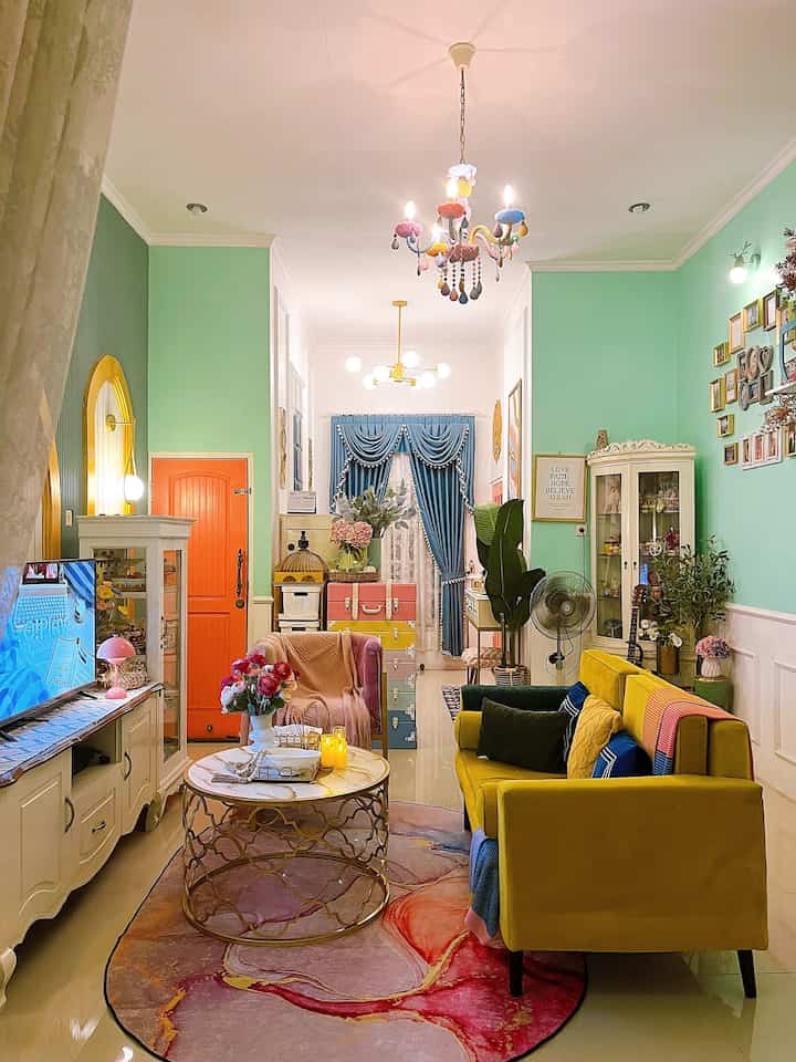 Area ruang keluarga ini cukup luas dibandingkan ruangan lainnya. Dan disini adalah tempat favorit rumah kami. Karena hampir semua aktivitas sering dilakukan disini. Waktu weekend kami gunakan untuk santai disini sambil nonton film, terutama waktu malam karena waktunya berkumpul dengan keluarga. Dan agar suasananya lebih hangat kami menggunakan pencahayaan yg warm

#waktufavoritdirumah
#santaidirumah
#ruanganfavorit
#livingroom
#ruangkeluarga
#designruangkeluarga
#weekend
#Rumah
#rumahvintage