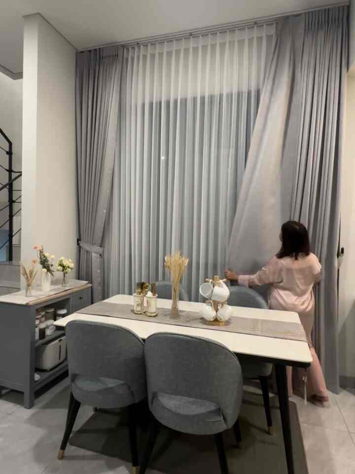 Kitchen and Dining definetely the favorite area of the house.
Tema ruangan ini modern contemporer dengan dominan warna putih dan abu.

Dapur gak hanya jadi tempat memasak tapi bagi working mom sepertiku memasak buat keluarga adalah kegiatan yang aku enjoy sebelum memulai hari atau sesudah pulang dari kantor. Lalu menyantap hidangan bersama keluarga sesudahnya

#Waktufavoritdirumah
#Santaidirumah
#Ruangfavorit
#Diningroominspo