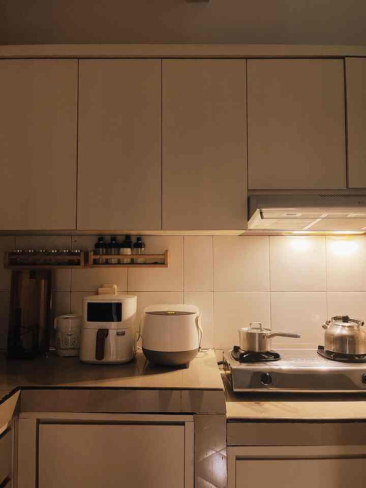 walaupun dapur dan ruang makan cukup mungil, mungkin kita tinggal menata perabotan yang bener-bener kita butuhin, dan taro sentuhan pajangan / pernak pernik biar makin hidup 👌
#bikindapurcantik
#makeoverdapur
#renovasidapur
#dapurmungil
#dapurestetik
#dapurminimalis