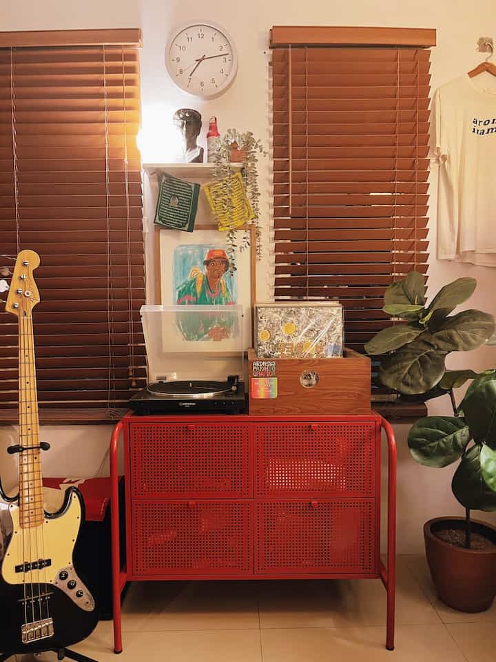 ini aku namain pojokan musik, hampir setiap hari area ini selalu hidup. ini salah satu tempat santai dan tempat paling pewee di rumah 😌
#waktufavoritdirumah
#santaidirumah
#ruanganfavorit
#ruangmusik
#pojokanhobi
#areamusikkamar