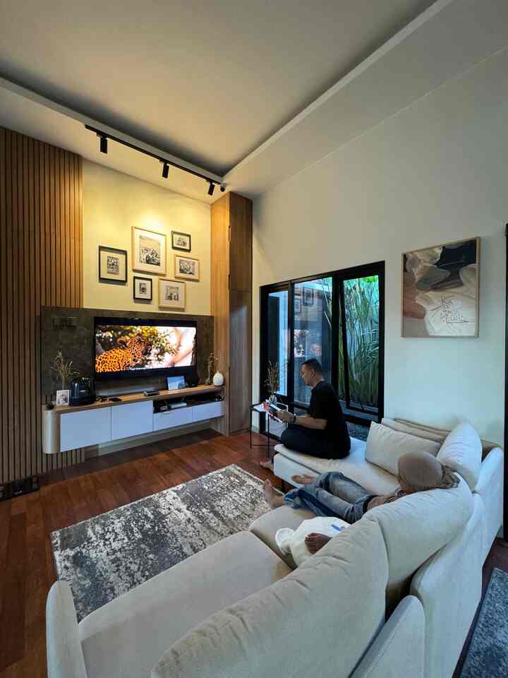 Weekend merupakan waktu paling rileks buat keluarga kecil kami.
Kami akan mengisi waktu dengan membaca atau menonton film bersama sambil menemani si kecil.
Living room merupakan area tersantai di rumah kami,dengan sofa L yg besar dan sound yang mumpuni membuat kami semakin betah untuk lebih baik berada di rumah.
Bagi kami weekend itu adalah waktunya menyatu dengan rumah dan menikmatinya.
#waktufavoritdirumah
#santaidirumah
#ruanganfavorit
#homedecor
#backdroptv