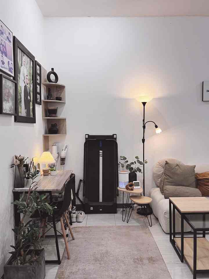 🤍 Moms Favorite Corner

Katanya Happy Mom berarti Happy Family. Nah sudut inilah yang selalu bikin happy. Memanfaatkan sisa space di Living Room, kami menyulapnya jadi area serbaguna. 

Kadang jadi Home Office, tempat mencari inspirasi & melakukan aktivitas favorite yaitu Journaling.

Kadang jadi tempat olahraga, tinggal gelar matras atau trademill langsung bisa olahraga deh. FYI happy mood juga bisa berasal dari olahraga yang cukup lho. 

Nah Kalo sudah lelah dengan pekerjaan, tinggal santai di sofa living room. Kadang juga aku suka baca buku disini. 

Sudut ini, meski kecil tapi membawa banyak kebahagiaan bagi kami✨

#WaktufavoriteDiRumah #SantaiDiRumah #RuanganFavorite #homeoffice #workingspace