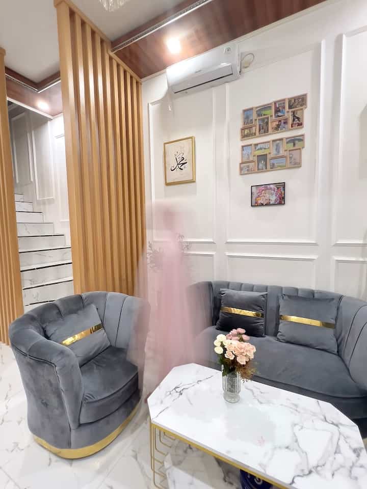 Semua ruangan di rumah ini adalah favoritku, tp untuk ruang tamu ini sedikit spesial, karna terlihat sekali perubahannya saat pertama masuk. 

Dari yg sedikit kosong dan nambah banyak perabotan dari lemari dll, 

Apalagi setelah ada moulding kaca di dinding ruang tamu ini berleha2 di sofa sambil ngaca itu enak banget🫠😂

#WaktuFavoriteDiRumah #SantaiDiRumah #RuanganFavorit #ruangtamuminimalis #ruangtamuidea
