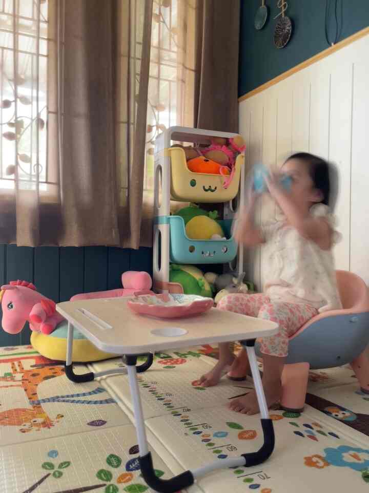 Tempat bermain kesukaan anak-anakku ialah di depan TV dan di tempat yg ada swing dan slidesnya. Biasanya mereka senang berkreasi dengan playdoh, buku gambar dan crayon saat bosan bermain ayunan. Mereka biasanya berkreasi di depan TV. Meskipun TV kadang dinyalakan dan diabaikan, tapi mereka merasa betah saat mendengar ada suara-suara film kartun kesukaan mereka. #WaktuFavoritDiRumah #SantaiDiRumah #RuangFavorit