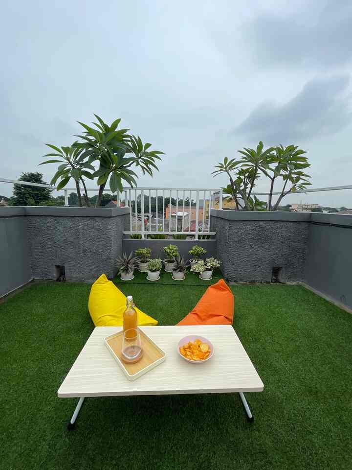 Ini adalah rooftop rumah kami sekaligus sebagai atap rumah kami. Rooftop ini menjadi bagian dari area favorit kami, konsepnya yang open space dan cukup luas menjadikan area ini bisa digunakan banyak aktivitas seperti tempat bermain anak, berkumpul dengan keluarga dan kerabat bisa juga dijadikan sebagai tempat untuk acara keluarga juga bersantai sore hari. Menyatu dengan area rooftop terdapat area loundry room kami.

#WaktuFavoritDirumah
#SantaiDiRumah
#RuanganFavorit
#Rooftop
#IdeRooftop