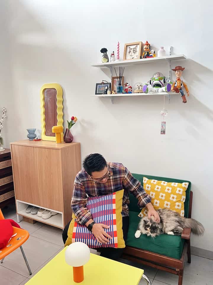 Bermain bersama anabul di ruang tamu jadi salah satu momen favorit ketika bersantai di rumah 🐱

Namanya Cocow, kucing mixdom yang sudah bersama kami hampir 1 tahun, yang sudah kami anggap sebagai keluarga 😻

Biasanya dia paling suka dielus sambil duduk di atas kursi, sampai dia tertidur ✨

Saking sayangnya kami terhadap Cocow, kami buatkan potrait lukisannya yang dipajang di rak barang koleksi dan ada Sonny Angel yang wujudnya seperti Cocow 😊

#WaktuFavoritDiRumah #SantaiDiRumah
#RuanganFavorit #midcenturymodern #petparent #rumahdeveloper #depok