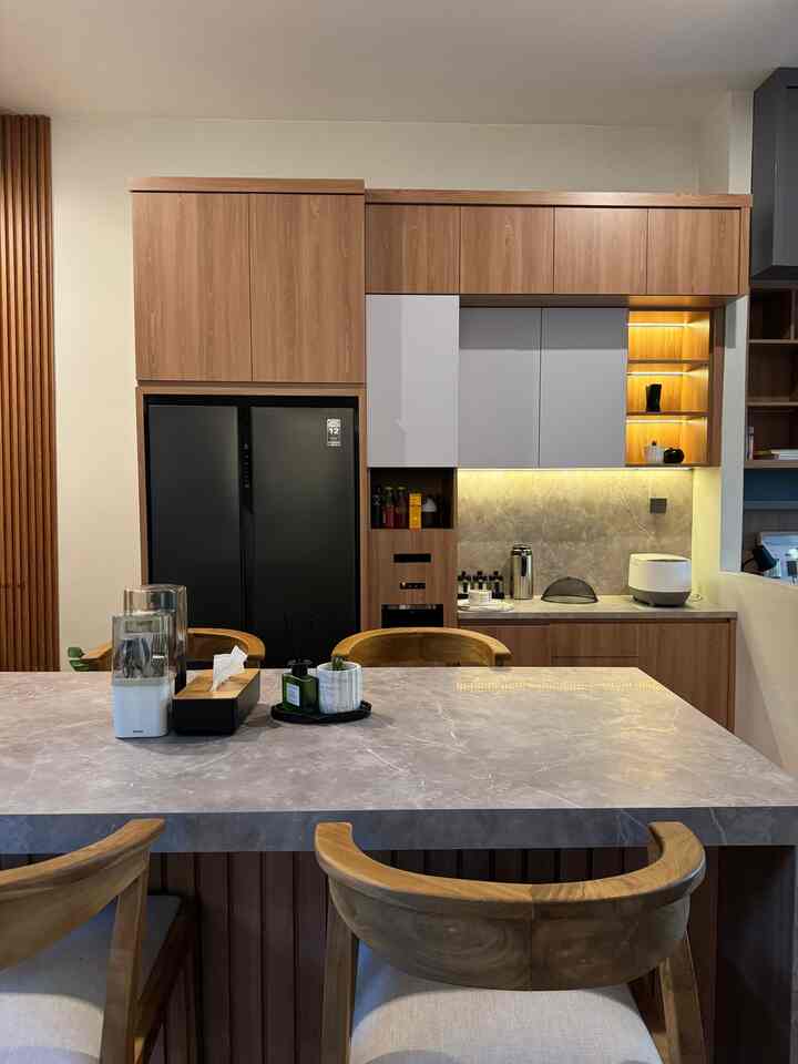 Dapur kering kami menyatu dengan meja makan island yang kami jadikan sebagai big storage di rumah ini.
Dengan ukuran dapur kering 2,5m x 3,25 membuat space dapur kering kami bisa bisa menjadi rumah bagi peralatan makan kami.
Kebutuhan kami membuat dapur seminimalis mungkin sehingga kami hanya menambahkan item dekoratif yang hanya benar benar bermanfaat.
Dengan space storage yang banyak kami lebih leluasa menciptakan dapur kering seminimalis mungkin.
#bikincantikdapur
#makeoverdapur
#renovasidapur
#desaindapurkering