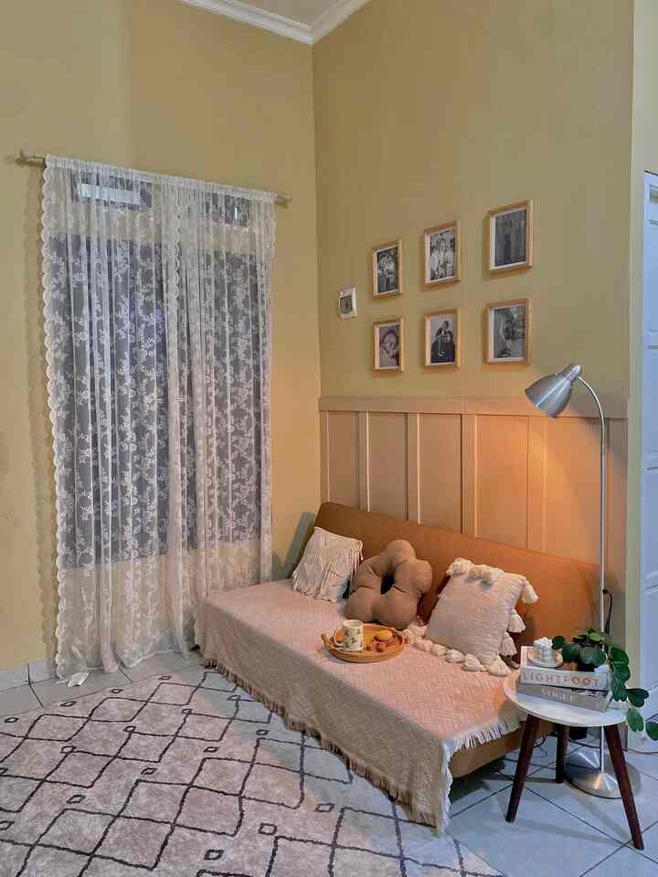 LIVING ROOM RumahRantau tempat ternyamanku buat Metime , 

Pas anak tidur coklat hangat ditambah donat gula syahdu banget dinikmati sambil baca buku ✨ 

#WaktuFavoritDiRumah
#SantaiDiRumah
#RuanganFavorit
#RumahRantau
#RumahDinas
#AsramaBrimob
#Pontianak 
#InspirasiDekorRumahDinas