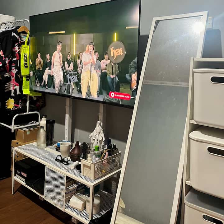 Menata barang & memilih furnitur yang pas agar kamar terkesan bersih & rapih memang hal yang harus diperhatikan dengan detail. Berikut sedikit inspirasi dari kamar kost saya 🤍🙏🏻
#BikinCantikKamar 
#MakeOverKamar
#RenovasiKamar