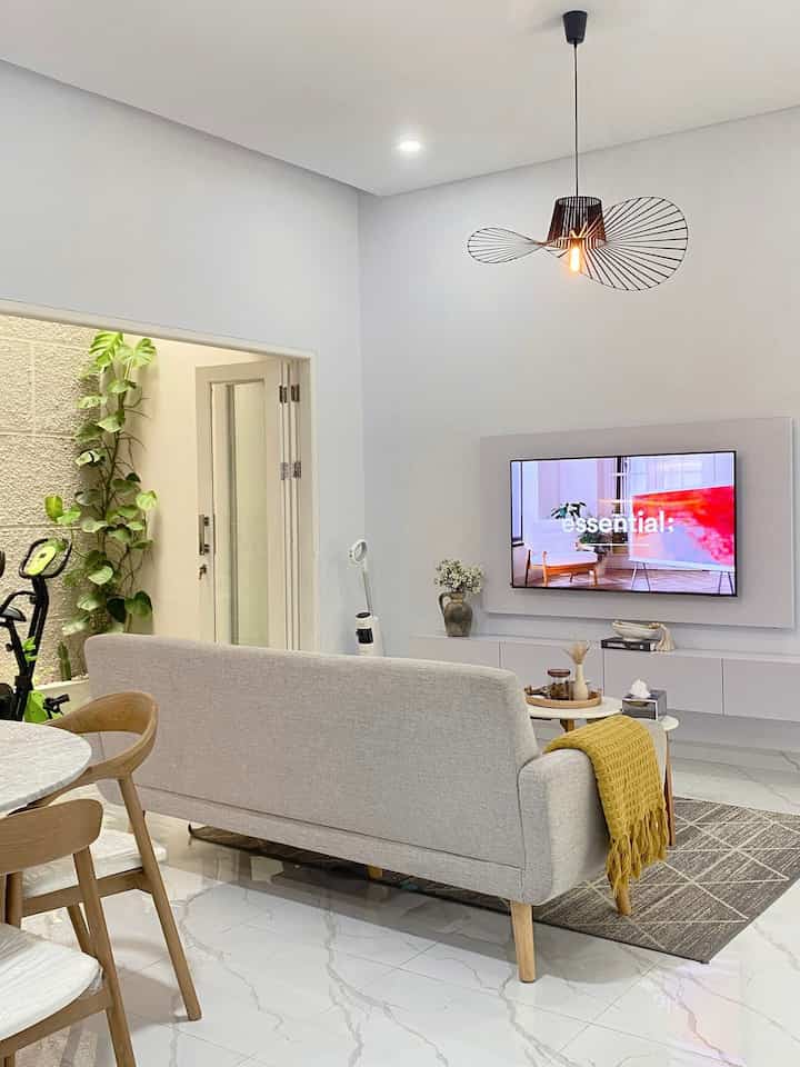 Ruang keluarga ini adalah tempat favoriteku menghabiskan waktu bersantai di rumah bersama keluarga kecilku, karna aku adalah working mom, jadi tempat ini menjadi tempat pertama yg kusinggahi sebelum masuk ke kamar tidur, dan di ruangan ini jugalah anak anak menunggu papa mamanya pulang.

#waktufavoritdirumah
#santaidirumah
#ruanganfavorit
#ruangkeluarga
#ruangtv
#ruangsantai
#ruanganternyaman