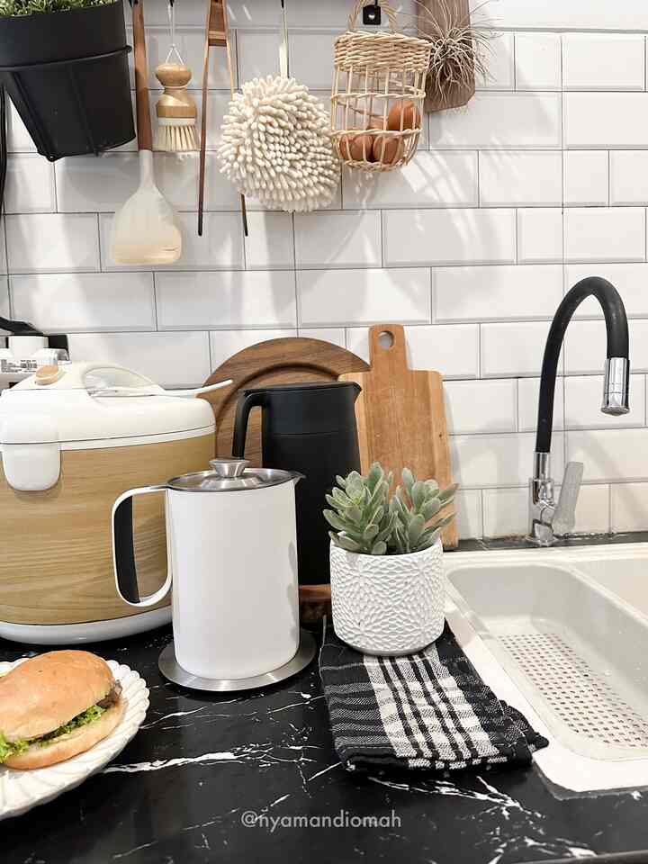 Burgers for Dinner 🍔👌🏻✨

Spotted new items in this kitchen; White Stainless Oilpot, SUTO Ceramic Ocha Glass, and Mila Dinner Plate.

Even though this kitchen is not large enough and could be said to be just a 'line kitchen', the kitchen styling can be improved by combining beautiful & functional items as well as decorative items. 

#comfortablediomah #kitchen #dinnertime #BikinCantikDapur #MakeOverDapur #RenovasiDapur #DapurSegaris #dapurminimalis #kitcheninspo 