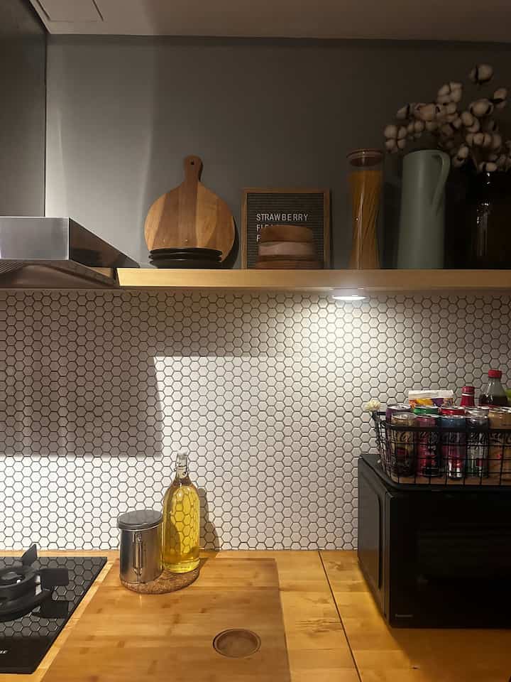 Making your dream kitchen set turns out to be a drain on your budget, but we can still work around it so it doesn't blow up too much. I've always wanted to have a kitchen with a wooden feel. So, we didn't make too many cupboards, just a few shelves which weren't too expensive. To beautify the room, we can put several items for decoration. So that it's not too stiff, I usually put more colorful decorations. Then, because the space is not too much and large, we don't buy too many kitchen equipment. So you can live more minimalistly. 

#MakeBeautifulKitchen
#MakeOverKitchen
#KitchenRenovation
#DreamKitchen
#KitchenInspiration