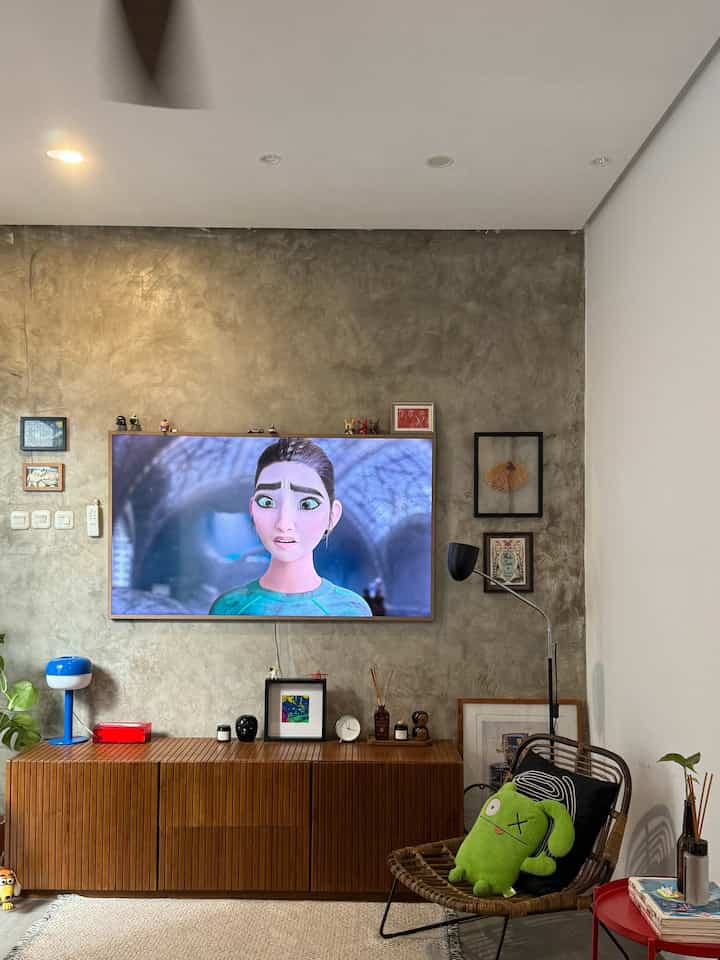 Weekend mornings are the coolest time for us to gather in the TV room. Usually just waking up, not yet showered, the four of us gather here to watch TV, listen to music, dance, or just joke around, talking about busy weekdays. #rumabatari #waktufavoritdirumah #santaidirumah #ruanganfavorit #livingroom #ruangkeluarga #ruangtv #weekendvibes