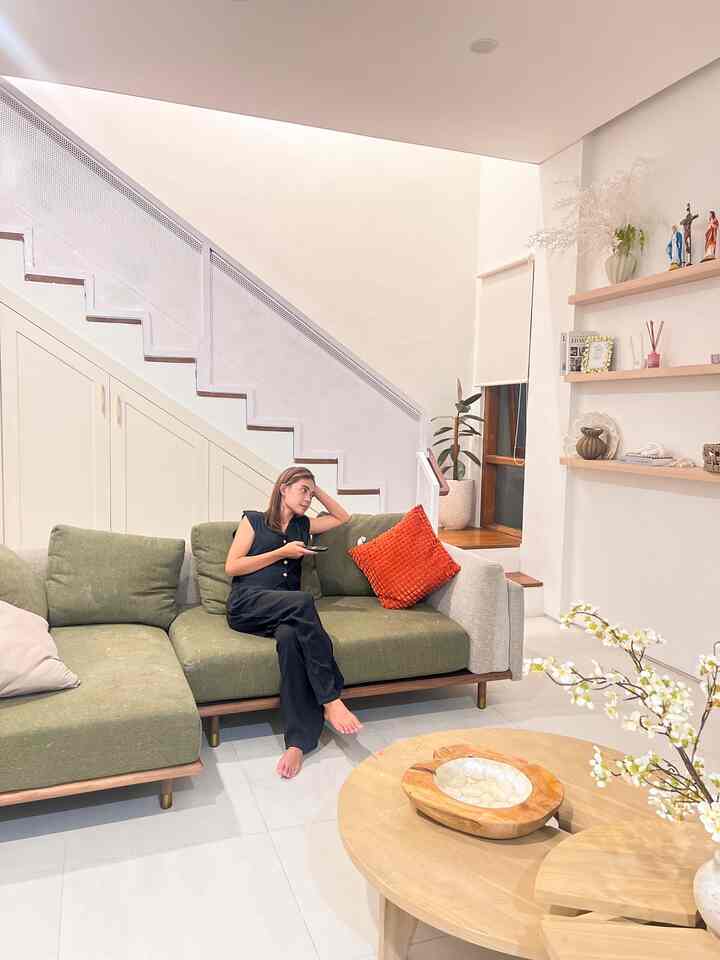 Living Room ini jadi salah satu spoot favorit dirumah, didesain open space supaya bisa buat kumpul keluarga dan bermain anak-anak.
 Untuk pemilihan  sofa dari Cellini ini dirasa cukup nyaman dan cukup besar untuk menampung keluarga kecil kita. Karena terus terang saja kita banyak menghabiskan waktu di living room ini.


#WaktuFavoritDiRumah
#SantaiDiRumah
#RuanganFavorit