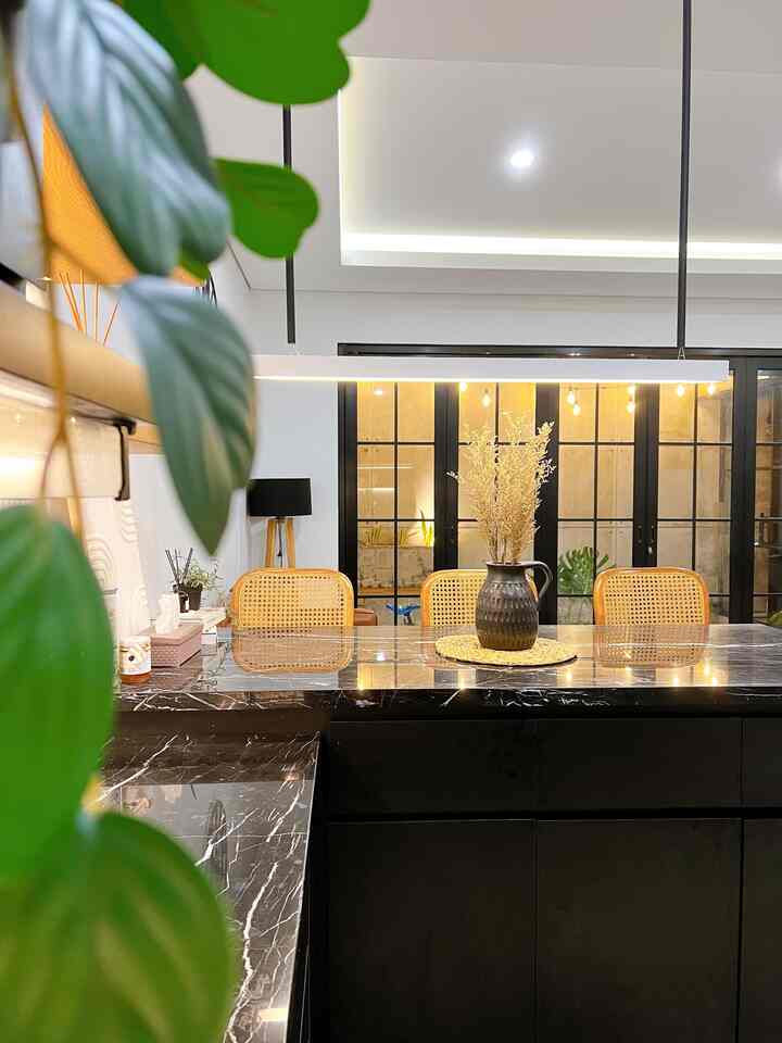 .Styling Dapur.

Halo sahabat Ohouse,,

Siapa yang dapur d rumahnya dominan warna gelap tapi pengen tetep keliatan terang dan cantik?
Aku ada sedikit tips biar dapur mamba bisa keliatan cantik estetik :
1. Tambahkan unsur lighting di area dapur
2. Mix and match beberapa aksesoris
3. Kasih sentuhan hijau bisa dari tanaman asli ataupun artificial
4. Sering-sering bersihkan area dapur 

Semoga bermanfaat ya tetnagga online 🤍🤍

#BikinCantikDapur
#MakeOverDapur
#RenovasiDapur
#IndustrialStyle
#MenataRumahCluster
#KitchenInspo
#InspirasiDapur 