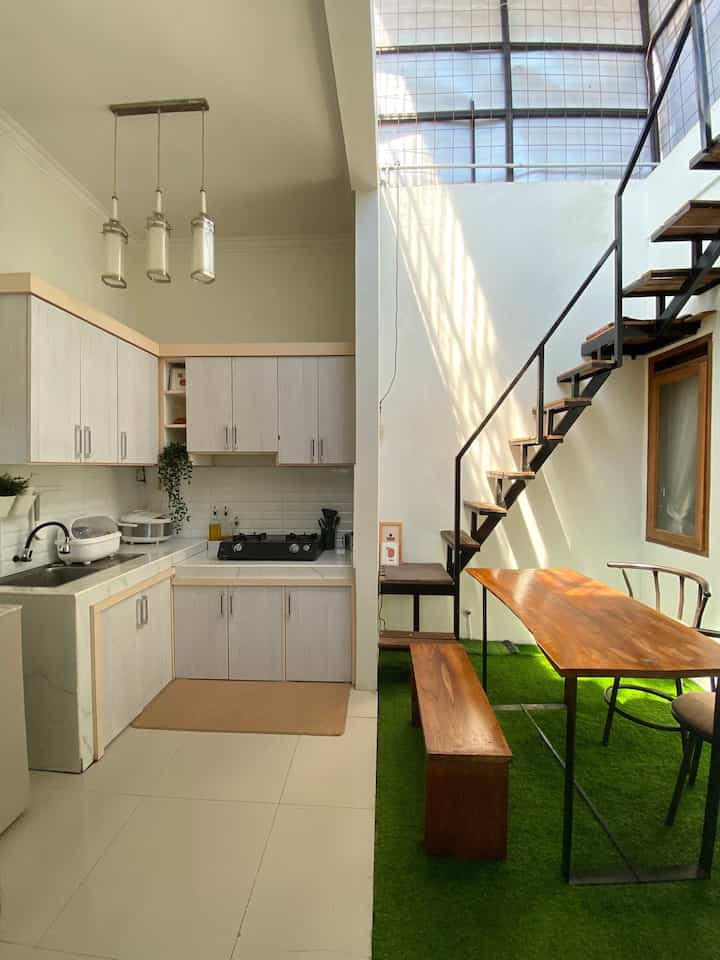 Semenjak mengganti fiber di bagian atas menjadi lebih transparan dan bergelombang, bayangan yang dihasilkan jauh lebih cantik dan cahaya yang masuk juga lebih melimpah. Tanpa banyak dekorasi, menurutku cahaya matahari sudah banyak menyumbang kesan cantik dan alami seperti pada potret kali ini.
Dapurku sederhana, tidak banyak dekorasi, tapi cukup menjadi ciri khas dengan konsepnya yang semi outdoor tapi tetap indoor.
#BikinCantikDapur #MakeOverDapur #RenovasiDapur #KitchenStyling