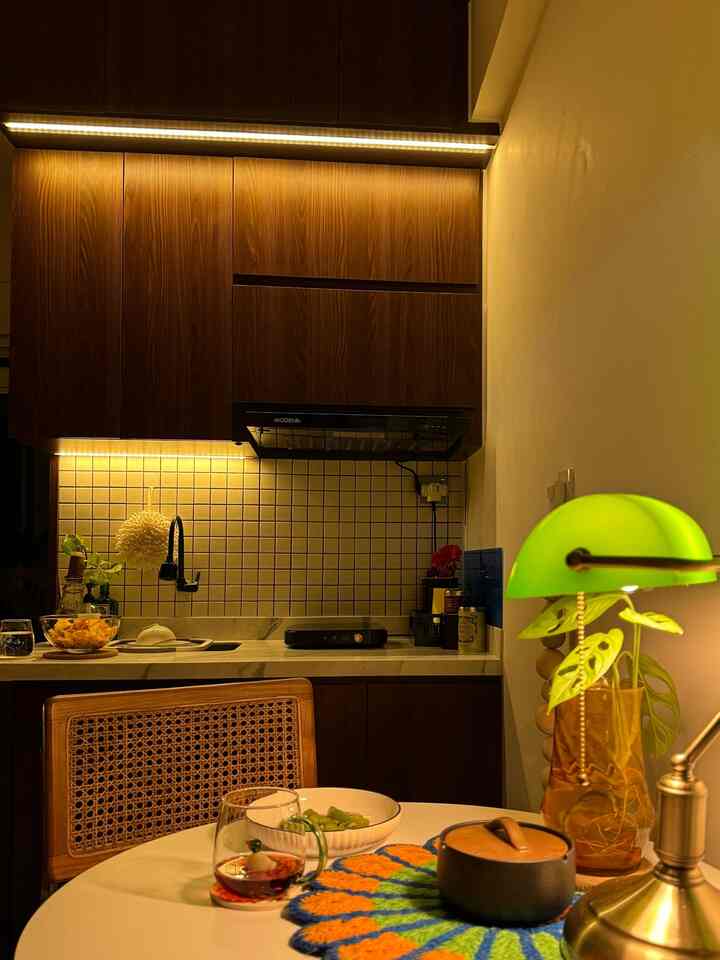 Dapur kecil segaris, ketika bosan dengan tampilan dapur, bisa di tambahkan dengan items berwarna sperti vas, dan perintilan dekorasi dapur.
.
.

#BikinCantikDapur
#MakeOverDapur
#RenovasiDapur
#selasarapt
#tinyapartment
#apartmentdecor
#kitchenmakeover