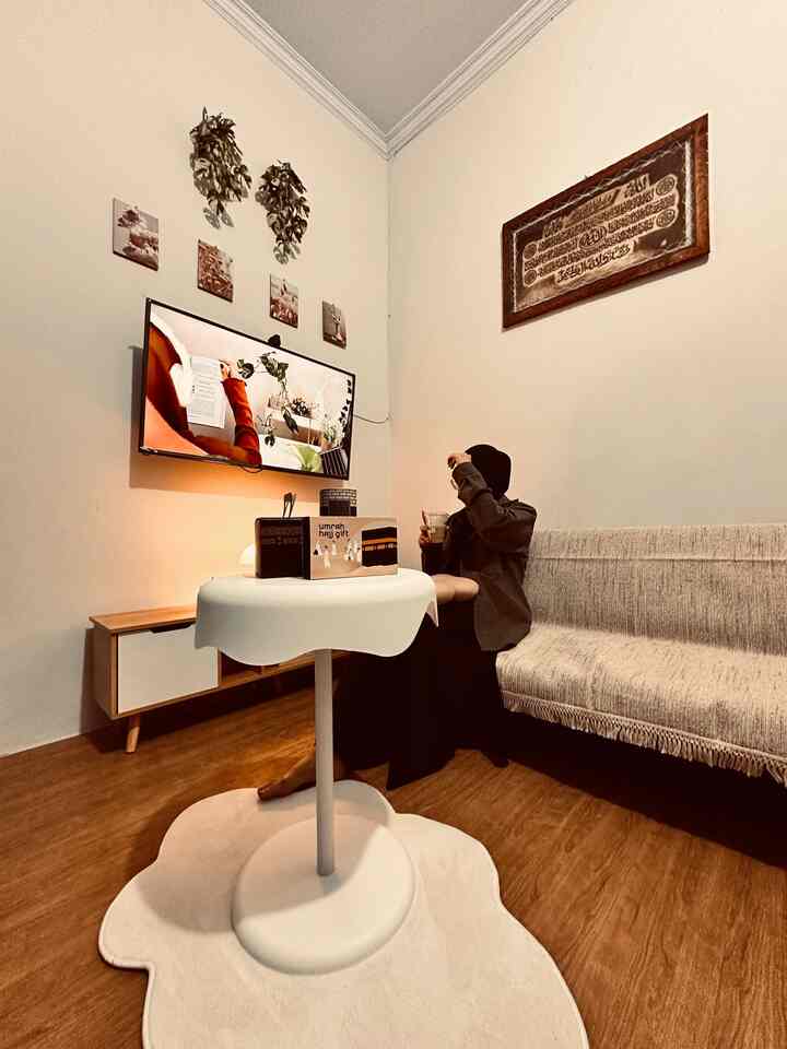 Disudut manapun dalam rumah, akan jadi moment favorit jika ada kopi bersandar di jari jemari 🤭🫰🏼
Btw lucu banget aku baru aja dapet gift oleh-oleh umroh dari tetangga, hihi..

#WaktuFavoritDiRumah 
#SantaiDiRumah 
#RuanganFavorit
#RumahKost
#Minimalis 