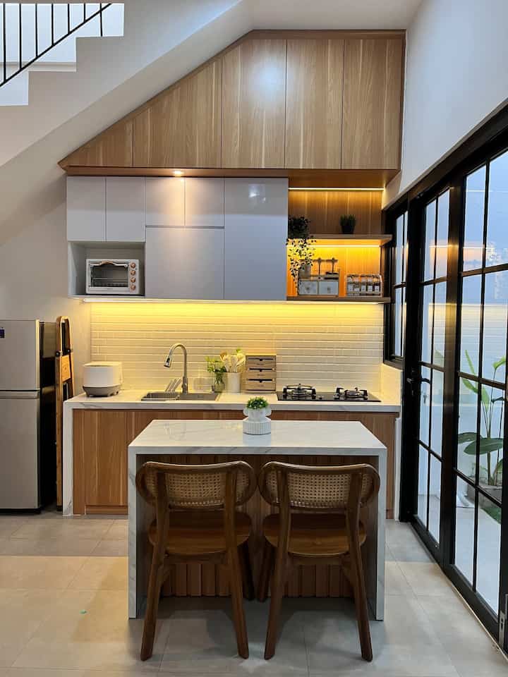 Dapur dirumahku, meski cuma segaris tapi cukup untuk aku memasak makanan untuk keluargaku. Panjang meja kitchen set cuma 240 cm lebar 60cm dan tinggi 80m. Yang istimewa adalah kabinet full plafon dan ada kitchen island yang bisa digeser karena ada roda. Biar senada dengan rumah aku memilih warna white wood. Ada ambalan untuk meletakkan item dekorasi dan wadah bumbu
#bikincantikdapur
#makeoverdapur
#renovasidapur