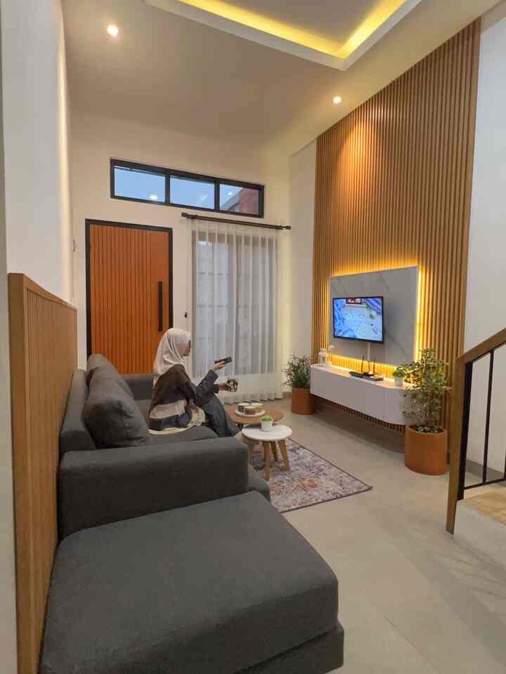 Sejak jadi ibu, sekedar meluangkan waktu untuk menonton untuk me-time adalah hal yang sangat istimewa. Makanya selain kamar livingroom yang sekaligus ruang keluarga ini juga jadi tempat favoritku. Biasanya aku lakukan ketika suami sudah berangkat bekerja dan anak-anaknsedang sekolah. Karena letaknya dilantai satu dekat dengan dapur, aku bisa nonton dan dengan mudah mengambil camilan hehe
#waktufavoritdirumah
#santaidirumah
#ruanganfavorit
#livingroom
#ruangtamu
#ruangkeluarga