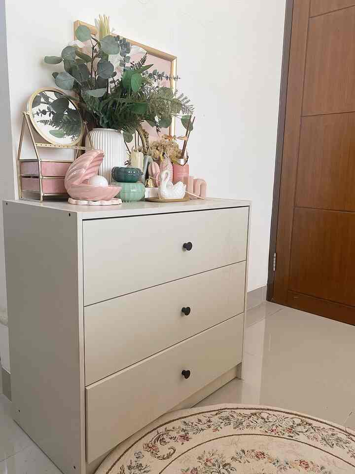 selamat hari selasa tetangga online, jujur aku tuh suka banget koleksi printilan hehehe ini sebagian dari koleksi printilan di rumahku. 


#perintilan #koleksiprintilan #homelivingbylistya #favoritecorner #dekorasitempattidur #dekorasikabinet #homedecor