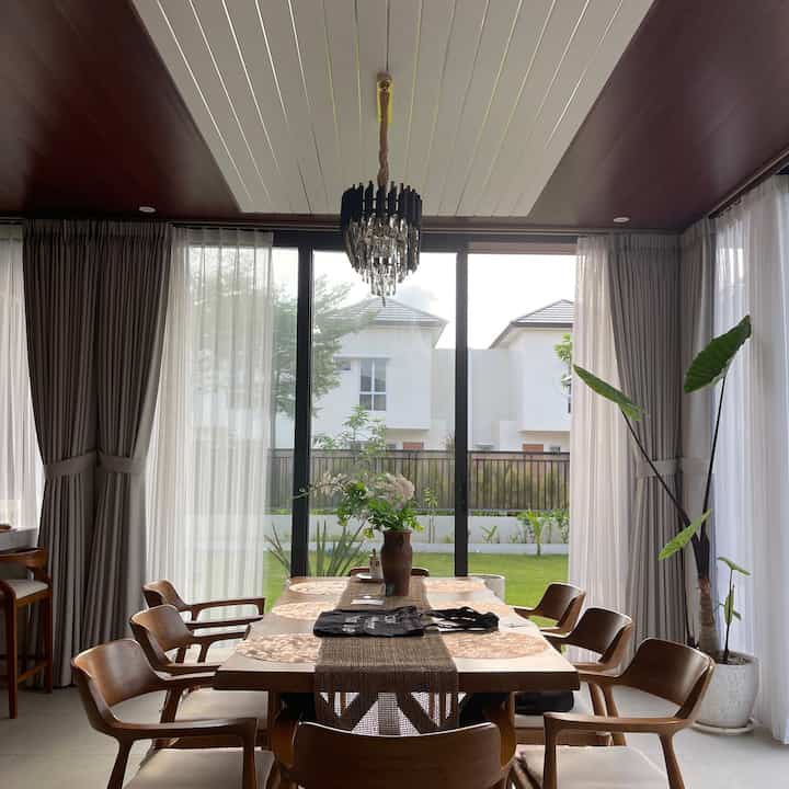 Pemilihan pintu kaca ini banyak plus minusnya 
Plus nya memberi kesan terang dan angin juga seliweran 
Minusnya cepet kotor dan trll transparan apa lg rumah sy masih banyak pembangunan proyek sekitar😊🤭 tapi sejauh ini sih saya masih sangat menikmatinya🤗🤗
#slidingdoor 
#pintukaca 
#pintualmuniumkaca
#openspace 
#rumahkonsepterbuka
#rumahtanpasekat 
#rumahckuster 
#batam 