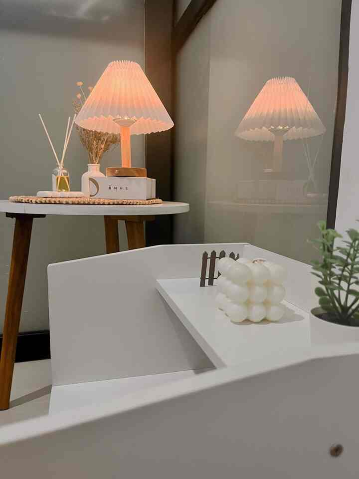 — Top 4 Pembelian Terbaru Item Dekorasi

Sini aku spill item dekorasi top 4 dan baru bangeet hadir dirumah akuu🤗

1. Lampu Tidur Aesthetic ; di tengah gempuran lampu jamur aku memilih lampu hits pada masanya, menurut aku timeless bgt untuk modelnya. harganya pun lebih terjangkau dan di charge sehingga tidak adanya kabel berserakan.

2. Nakas Meja Putih ; Selain jadi pemanis di kamar mungil, aku pilih nakas untuk mempercantik area pinggir tempat tidur. item dekorasi ini tidak memakan banyak tempat.

3. Reed Diffuser ; Biar nyaman dalem rumah aku selalu tempatkan reed diffuser. Kali ini aku pakai Reed Diffuser variant this is a safe space, aromanya kalem bgt bikin nenangin.

4. Sarung Bantal Sofa ; ingin mencoba nyentrik warna di area Living Room, yap! dengan sentuhan sedikit warna kuning aku terapkan di sarung bantal ini. gimana uda keliatan seger belum?

Semoga menginspirasi yaa🫶🏻
#SpillProductTag
#4BendaWajibBeli
#SpillLinkShopee
#ItemDekorasi
#DekorasiRuangan
#DekorasiRumah
#ScandiJapandi