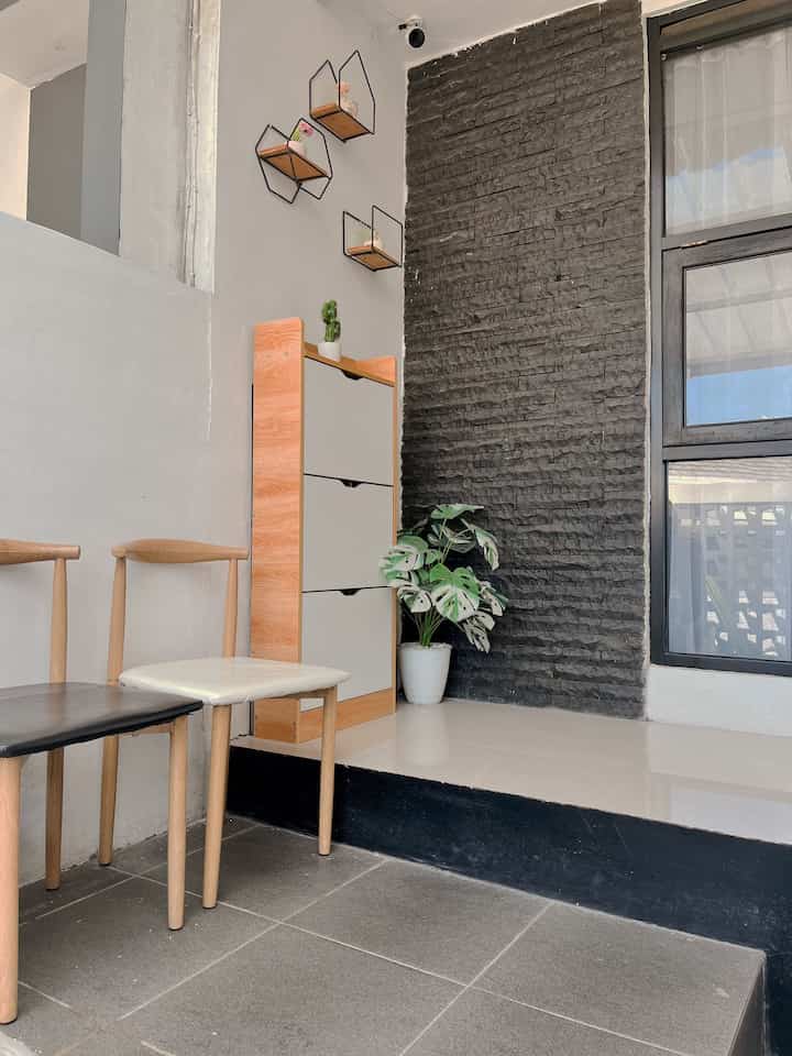 — Kursi Kayu Aesthetic

Haii aku mau cerita nih, karena di denty.house mempunyai luas tanah dan bangunan di 60/72m untuk itu sebisa mungkin aku mempuyai perabotan yg minim.

Karena kebetulan klo kumpul keluarga seneng banget kumpul di rumahku, jadi disini aku mau kenalin kursi kayu aesthetic dgn harga ramah di kantong.

Salah satu penempatan kursinya aku taro di area taman (biasanya bapack2 yg sambil nge vape/ngebul), lalu aku taro di area dinning room (biasanya ciwi2 nih klo ngobrol harus sambil nyemil), dan di area living room (ini jarang sebenernya karna pada suka lesehan hehe)

kursi adjustable ini berfungsi bgt dirumahku, karna pemindahannya pun ga berat, design yg aesthetic dan hemat tempat..

Semoga menginspirasi yaa yang lagi cari kursi🫶🏻

#KursiAesthetic
#KursiKayu
#TempatKumpulKeluarga
#KumpulBarengKeluarga
#RumahMinimalis
#Rumah60meter
#ScandiJapandi