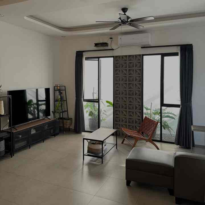 Spill Detail Ukuran Ruang TV

Ruang TV jadi spot terbaik untuk santai dan nikmatin sejuknya udara dan sinar matahari pagi sambil nonton series favorit. Karena RumahNauli menghadap ke timur, pagi-pagi tuh rumah jadi cerah dan terang tanpa harus pakai lampu. Apalagi dengan banyak jendela dan udara yang masuk jadi makin seger dan adem plus hemat listrik. Klo siang juga udaranya masih sejuk hanya dengan bantuan kipas ceiling dan standing. 

Untuk jendela di ruang TV ini sengaja dibuat banyak dengan kombinasi roster di tengahnya. Tadinya roster ini ada lubang angin biar menambah sirkulasi udara. Tapi ternyata malah jadi banyak debu dan nyamuk. Akhirnya ditutup dengan acian semen. Jadi fungsinya hanya sebagai dekorasi dan aksen dinding biar ga monoton.

Ukuran ruang tv = 5.5m x 3m
Ukuran dinding roster = 0.8m x 2.75m
Ukuran jendela kaca = 1.20m x 2.75m

#ruangtv #ruangtvminimalis #ruangkeluarga #ruangtamu #ruangtamuminimalis #ruangtamucantik #ruangkeluargaminimalis #ruangkeluargaku #rumahminimalis #rumahidaman #rumahimpian #rumahmodern #dekorrumah 