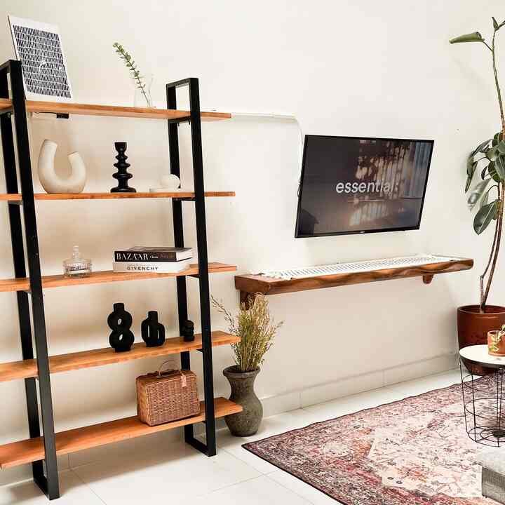 Upgrade furniture atau benda dekorasi rumah adalah hal yg sllu di inginkan , perubahan suasana , perubahan seni dari rumah kita bisa menjadi lebih fresh dengan adanya furnitur atau pernak pernik baru . 
Best purchase pertama adalah  sofa bertema kayu pada livingroon di rumah alfa, jujur tema japandi semakin nyatu setelah kita punya brang ini . 
Decor item favorite dirumah alfa jatuh kpada shelving rak yg berada di tv room, tema mix japan industrial yg bikin rumah lebih fresh . 
Di slide 3 ada hiasana dinding macrame , design simpel ala bohemian , jujur ini beli home decor terandom , tiba2 jadi ala bohemian wkwk , tapi design yg sangat simpel malah menjadi daya pikatku untuk beli wall decor marame ini 😜 
Yg terkahir adalah barang yg menjadi ciri khas livingroom rumah alfa krna ada standing mirror ini, standing miror dr rotan ini jadi andalan rumah alfa bgt deh, mau naroh di sudut manapun ttp cantik 😍 #SpillProductTag
#4BendaWajibBeli 
#SpillLinkShopee
