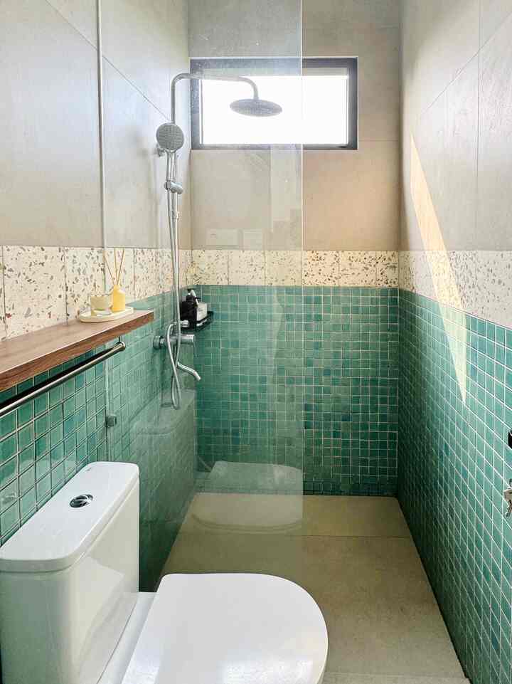 Kamar mandi sharing anak ini berada di lantai 2. Ukuran luasan dan penempatan shower dan closet duduk sama persis seperti kamar mandi sharing di lt 1 ( bisa dilihat pada foto yang sudah di share ).

Perbedaannya hanya pada detail keramik yang kami gunakan pada dinding dan keran air yang diletakan agak bawah disesuaikan dengan ukuran anak.

#bathroom #kamarmandianak #kamarmandi #kamarmandiminimalis #sharingbathroom #bathroomidea #inspirasikamarmandi