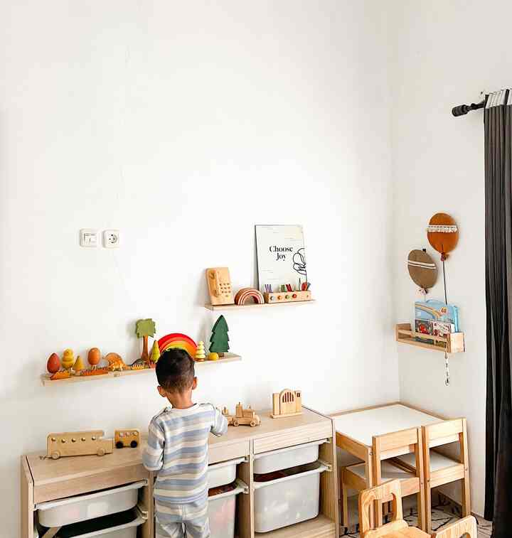 Selain tv room , playroom juga menjadi tempat favorite bagi alfa . Playrom alfa menyatu dengan kamarnya . Untuk design tema playroom ini adalah wooden toys dan semua furnitur di ruangan ini bertemakan kayu . #playroom #playroomanak #kamarbermain #kamaranakinspo #playroominspo #kamaranaklakilaki #kidsroom