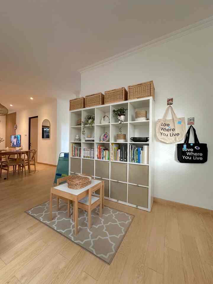 This area was deliberately created for children's reading activities, coincidentally children like to read. So the books are deliberately placed at the lower level so that children can immediately put them back when they have finished reading. The shelf used here is the IKEA Kallax Shelf. The bottom 2 rows also use boxes from IKEA so that the children's toys and school supplies can be placed in the boxes. This is really helpful, so the house isn't really messy because the children can tidy up their own toys and books. 

#kidsspaceinspiration
#bookshelfinspiration
#IKEA
#oHousewelcomegift
#toystorage