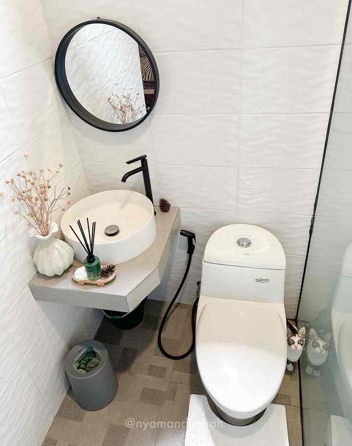 Bathroom in the main bedroom.
Black & white nuances with 3 choices of ceramics on the walls and floor 🤍✨

#comfortablehome #bathroominspo #bathroom #kamarmandiminimalis #inspirasikamarmandi #catlovers 