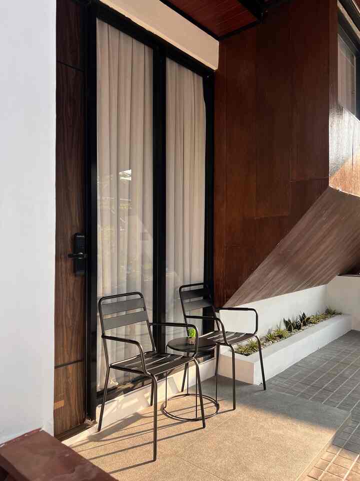 Top 4 Benda Wajib Beli ✨

Kebetulan bulan ini baru aja selesai renov carport, sebenernya impian kami dari dulu punya teras buat duduk2 santai pagi atau sore hari, alhamdulillah baru terwujud di tahun ketiga kami menempati rumah ini. Nah, barang top 4 yang baru aja aku beli buat mempercantik tampilan teras antara lain:
• kursi teras, ini worth banget karena material kokoh dari besi, tahan berbagai cuaca.
• meja round, sebenernya meja ini bukan 1 set dengan kursi, tapi cocok juga dipadupadankan.
• hiasan sukulen mini, ini sih terlalu gemes. super cantik sebagai hiasan meja
• box KWH, sebagai pemanis agar box kwh makin terlihat rapih karena ngunpet dalam box.
Yuk yuk samaan sama aku ✨

#BruwnHouse
#SpillProductTag
#4BendaWajibBeli
#SpillLinkShopee
#IndustrialHouse
#BarangEstetik
#BendaEstetik