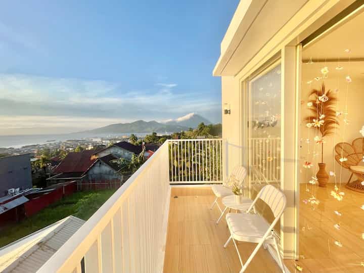 Balkon kamar viewnya laut dan gunung, aku ingin sedikit perkenalkan daerah tempt tinggalku di ternate, disini kami di kelilingi laut dan gunung2 yang indah,, langit di daerah kami masih biru dengan awan yang putih, sunset dan sunrise disini juwaraaak,, aku sengaja menempatkan satu balkon menghadap laut untuk menikmati pemandangan indah ini, di lengkapi dengan 2 kursi putih dan meja putih menambah ke aestetikan balkonku #balkonkamar #sunrise #dekorbalkon #dekorasilowbudget #rumahminimalis #rumahtinggal #ternate