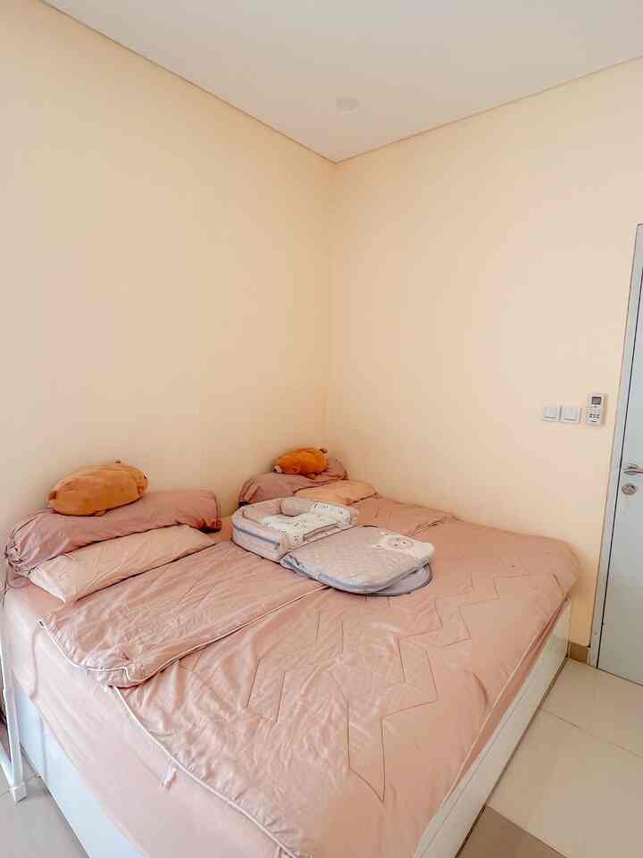 Tambahan kasur bayi di tempat tidur kamar utama. Karena keterbatasan ruangan, jadi baby tidur bareng di ranjang dengan tambahan kasur lipat mini.

#BabyRoom
#SpillPerlengkapanBayi
#KamarTidurAnak
#KamarTidurMinimalis
#DekorasiKamarBayi