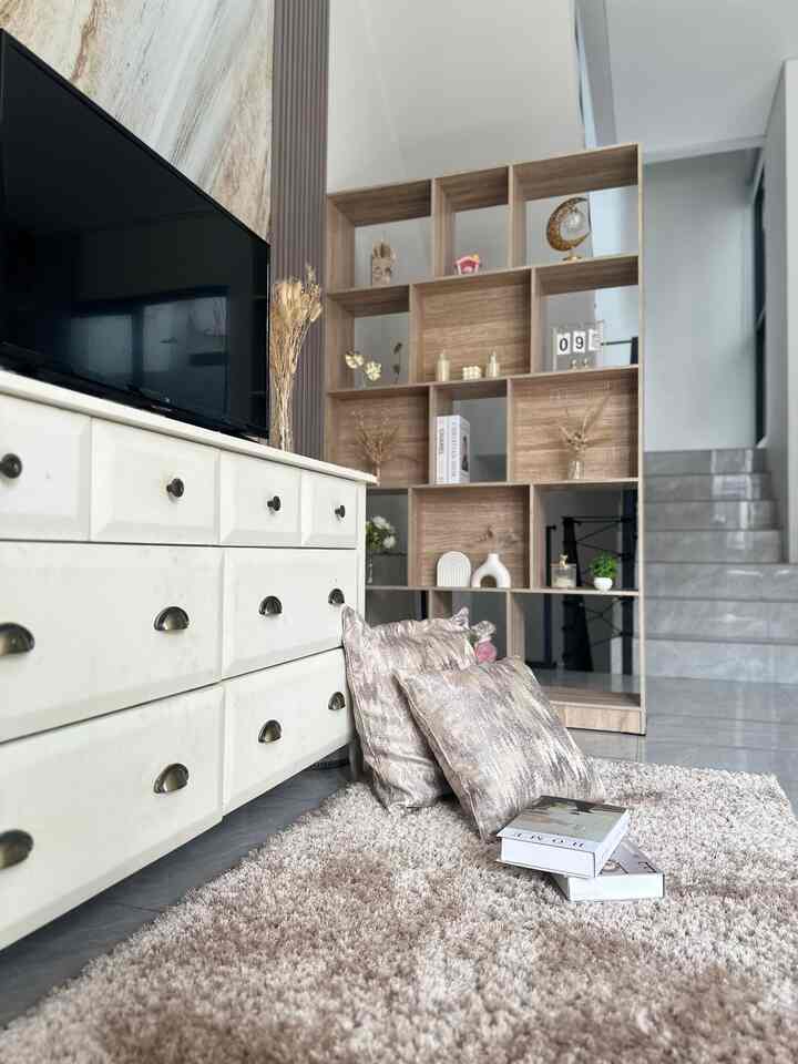 Top 4 items decor item that elevates your house.

Aku seneng banget menemukan Partisi serbaguna dengan harga under 1 juta ini.

Partisi ini berbahan plywood yang dapat digunakan untuk menempatian berbagai dexor item.
Ukurannya besar p x l x t = 120 x 29.5 x 200 cm.

Di sini aku menempatkan berbagai decor item yang menciptakan kesan mewah dan modern seperti
1. Buku dummy. Harganya cuma 10ribuan bisa di tempatkan di berbagai lokasi seperti partisi ini ataupun meja juga cakep banget
2. Bunga kering atau dried flower. Bunga artifical memberi kesan elegant dan low maintainance karena cenderung tidak meyerap debu 
3. Pajangan seperti coaster dan berbagai pajangan berbahan concrete harganya mulai 8000-15000 per item
4. Lilin lilin artifical dan decorative lamp.

Gimana menurut teman teman?
#SpillProductTag
#4bendaWajibBeli
#SpillLinkShoppe
#Pajanganaesthetic
#Estetikmurahmeriah