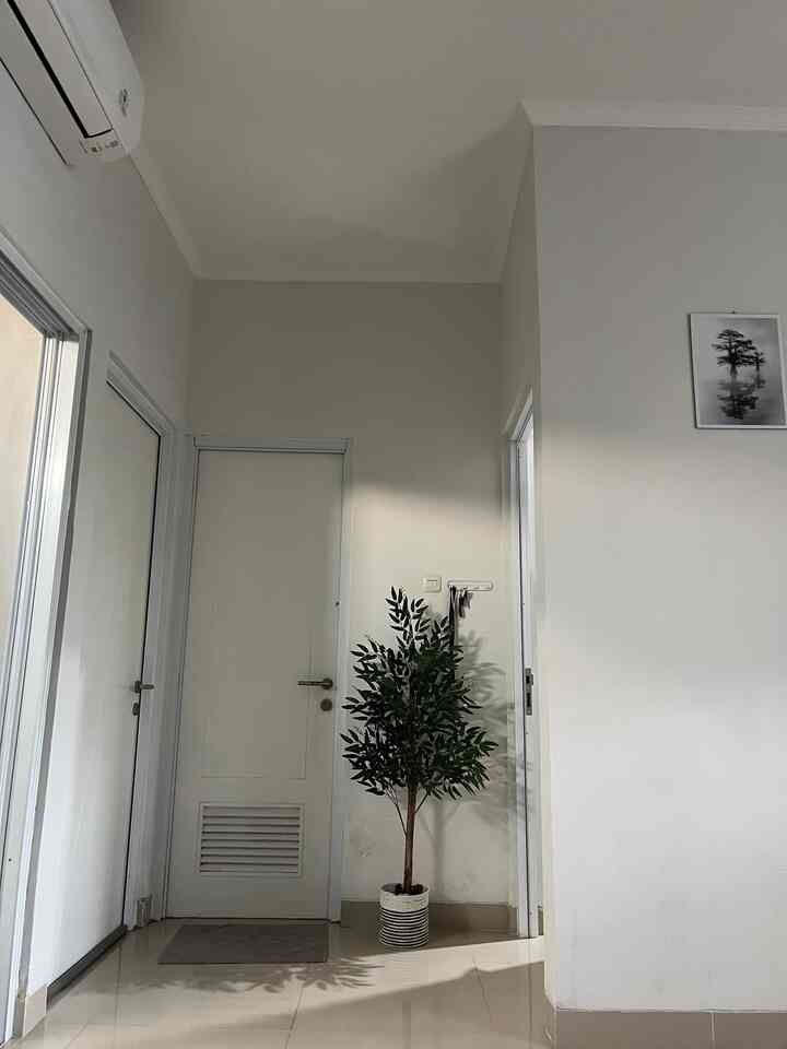 Sudut paling sibuk hihi
Karena setiap ke semua ruangan harus melewati sudut ini.


#sudutruangan #minimalis #pojokrumah #idedecor #rumahcluster