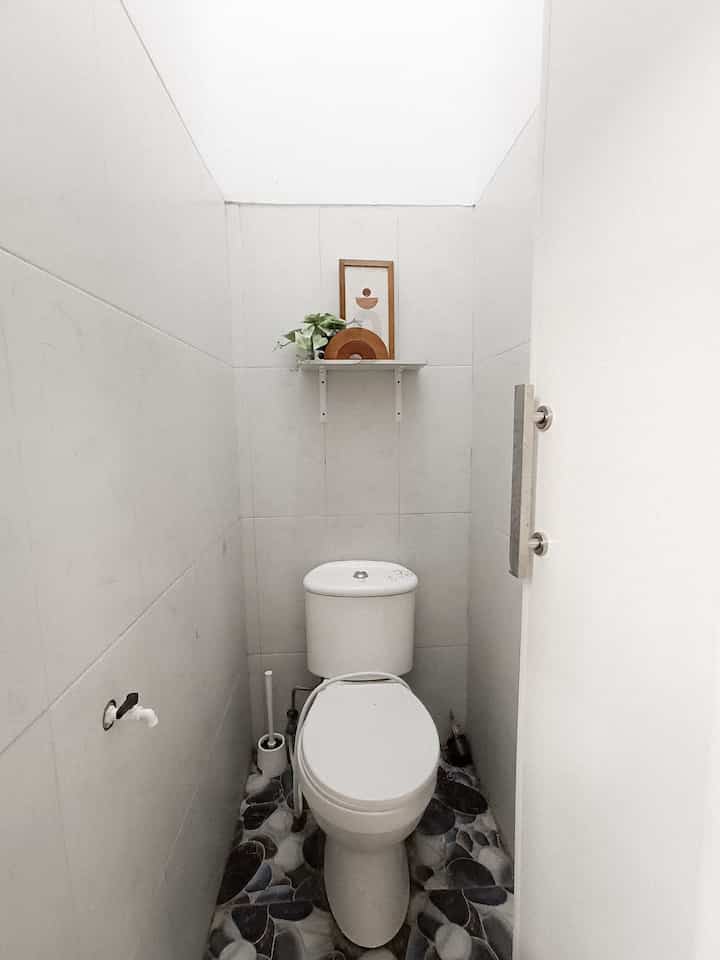 hi tetangga Ohouse!
ini kamar mandi kami yang kecil tapi terbagi menjadi dua 🥰
sisi kanan untuk penghuni mandi dan sisi kiri untuk penghuni stor tunai 😋

masih banyak wishlist untuk ruangan ini, semoga rezeki kita semua selalu dilancarkan oleh allah aamiin 🤲🏻

#bathroomminimalis #kamarmandi #ruangankecil #ruangansempit #estetikroom