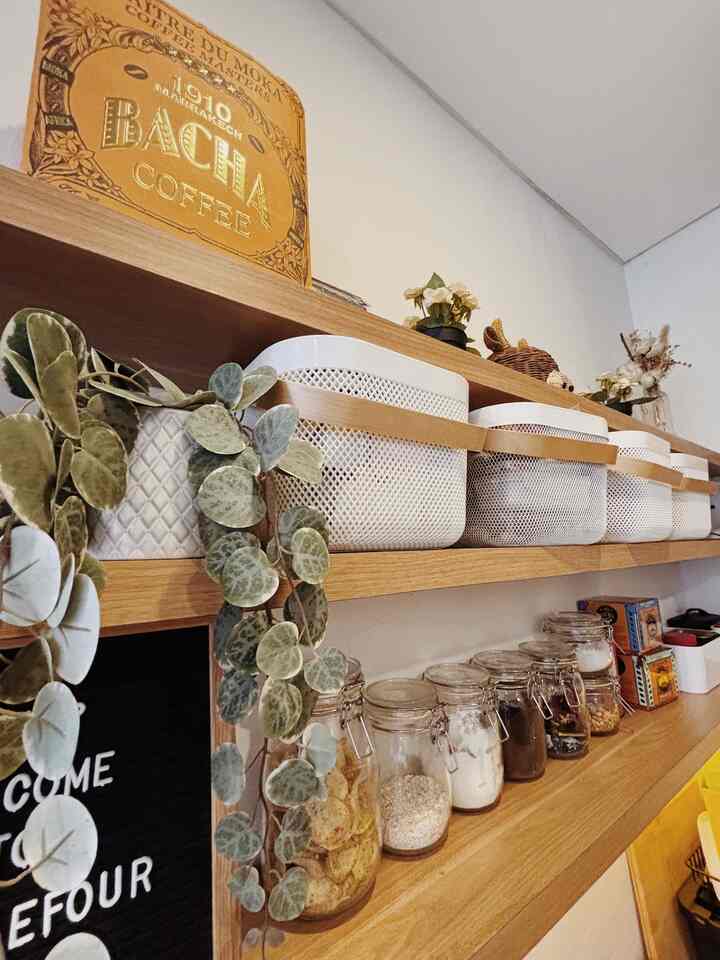 Items on my Kitchen✨
-
beberapa kitchen items ini selain fungsional dan juga dapur lebig terlihat estetik. walaupun dengan ambalan terbuka🖤
- keranjang putih
- toples kaca
- papan nama
- daun artificial
#dekorasidapur
#spilldekorasidapur
#spilllinkshopee
#dekorasiestetik
#minimaliskitchen
#dapurkecil
#rumacefour