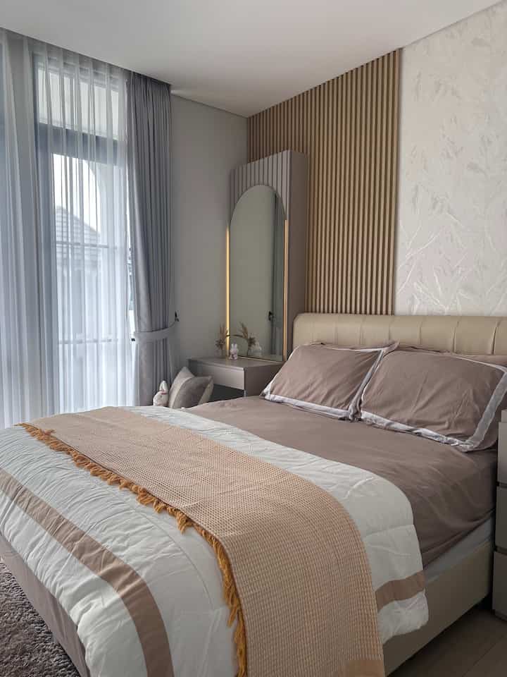 Inspirasi kamar tidur 3x4 meter.
Kami tempatkan bedframe queen size 160x200.
Custom wardrobe ukuran 200x60x280
Di sisi kiri ada meja rias dan skin care cabinet
Di sisi kiri ada storage tambahan.
#kamarmungil
#inspirasikamartidur
#Bedroominspiration
#Kamarminimalis
#Dekorasikamartidur
#Rumahdeveloper
#Customwardrobe
#Rumahcluster